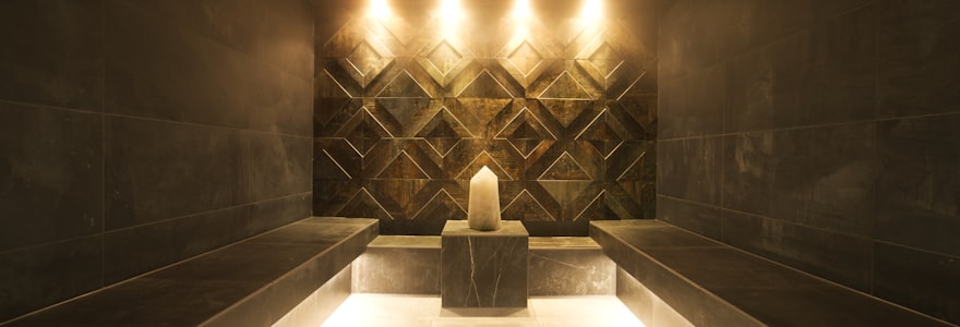 Privátní parní sauna se svíčkami a tlumeným světlem